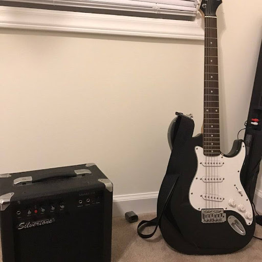 Silvertone Revolver Electric Guitar For Sale (2023 Update) - Remix Mag